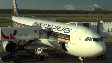singapore airlines to brisbane