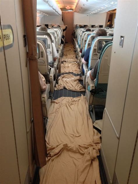 singapore airlines turbulence death