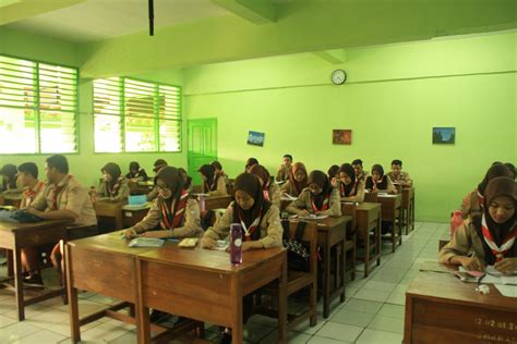 siswa belajar di ruang kelas