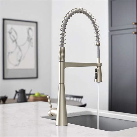 Sleek Kitchen Faucet with Sprayer
