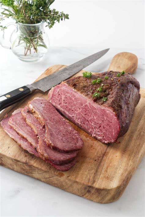slicing and serving corned beef