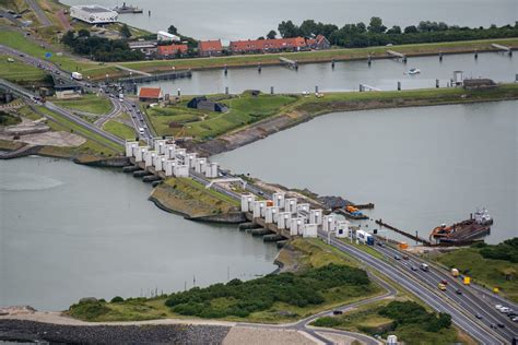 sluizen in de afsluitdijk