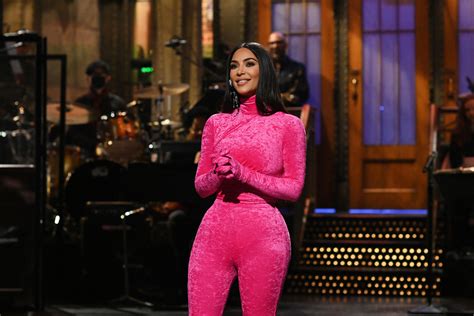 snl last night host