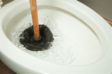 5 Cara Mengatasi WC Mampet dengan Soda Api, Mudah Dilakukan!