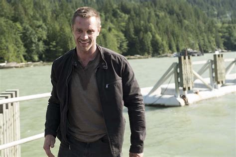 Somewhere Between Saison 2 References