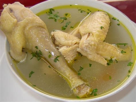 sopa de pollo ecuatoriana