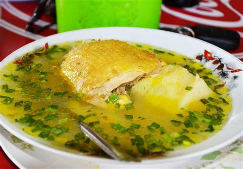 sopa de pollo ecuatoriano