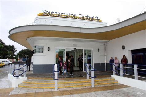 southampton central live train departures
