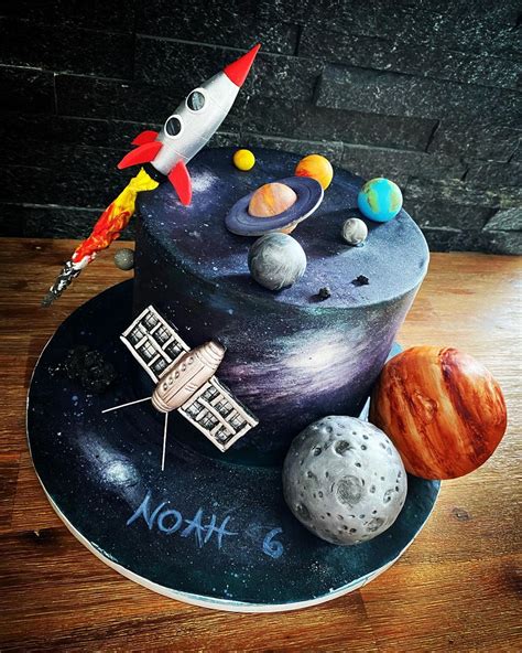 Outer Space themed birthday cake! My Cake Creations Pinterest Outer space, Birthday cakes