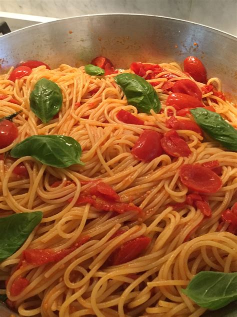 spaghetti con pomodorini freschi