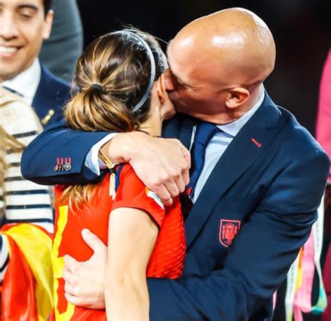 spain fa president kisses player