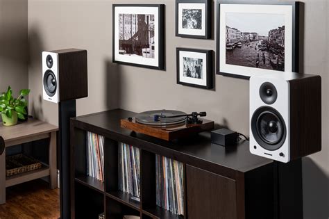 Speakers On Same Table As Turntable