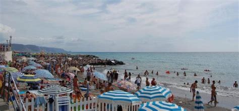 Scopri la magia della spiaggia rivierasca: il paradiso del mare italiano