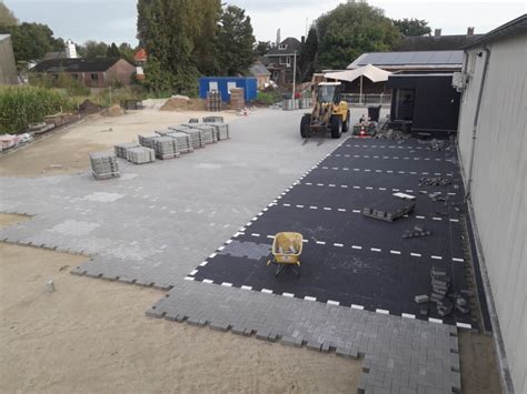 Split Onder Bestrating