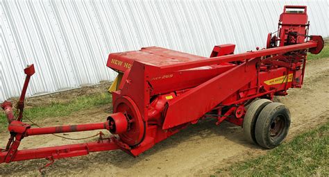 square baler with kicker