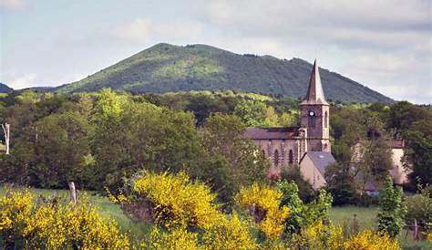 Eglise et volcan à Saint Ours les Roches - Landscape & Rural Photos