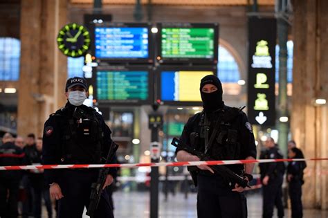 stabbing in paris train station