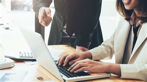 Staf administrasi sedang bekerja di meja kantor