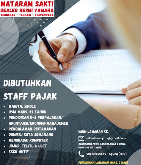 Staf pajak sedang mengisi formulir pajak