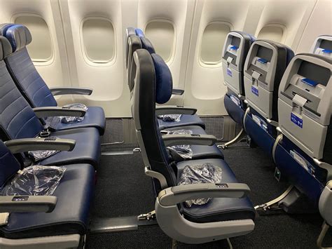 standard leg room on united flights