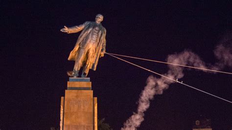 statue being pulled down