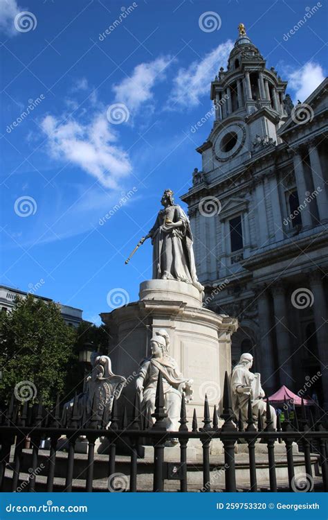 Statue Outside St Pauls