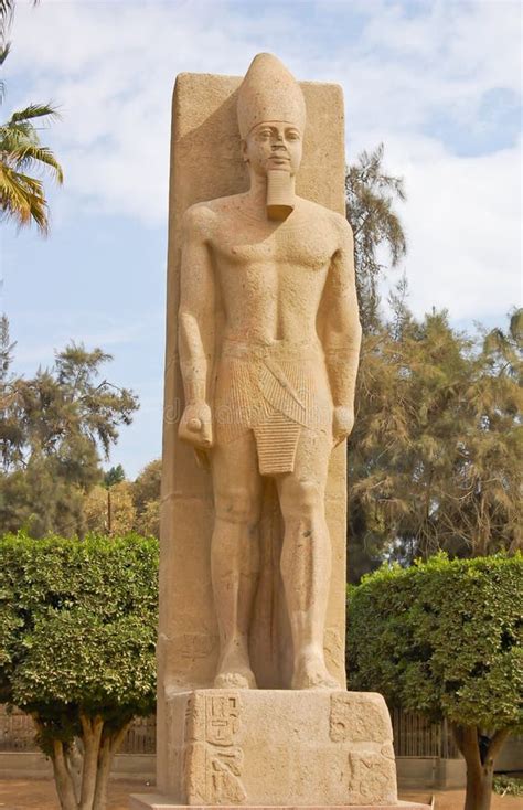 statue ramses ii