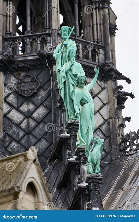 statues at notre dame