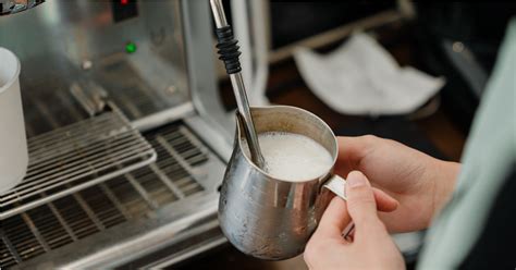 スチームミルクとエスプレッソの完璧なコントラスト