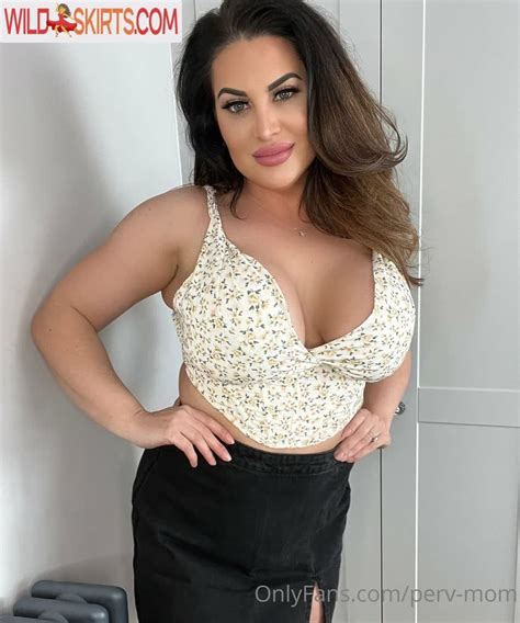 Unveiling Stepmother's Secret Nude Photos