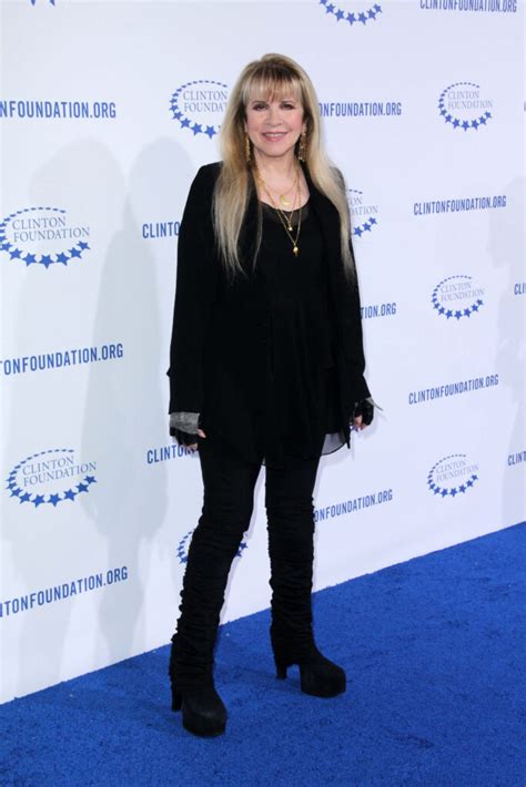stevie nicks height and weight