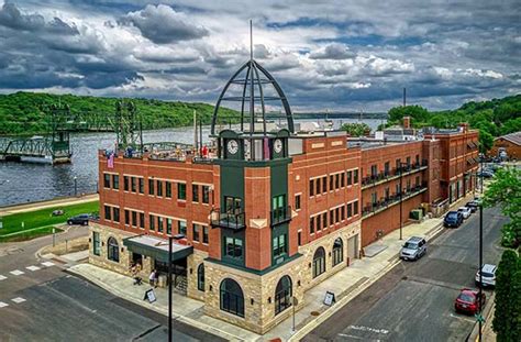 stillwater hotels mn with river view