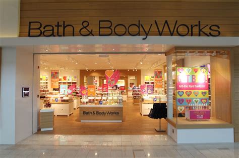store hours bath and body works