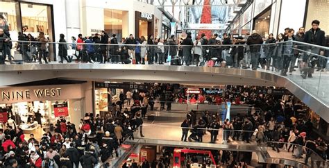 stores open canada boxing day