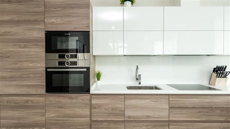 A '70s kitchen gets a new streamlined look by using handleless Kitchen Space, Kitchen