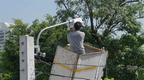 Street Light Bulb Replacement