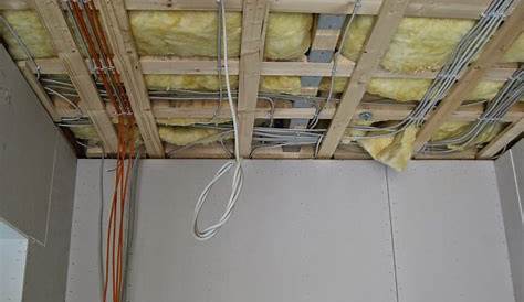 19. Juni 2015 - Im Dachgeschoss sind die Stromleitungen verlegt. Der