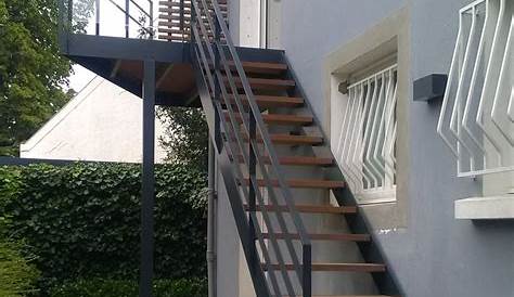 Escalier contemporain avec structure métallique réglable