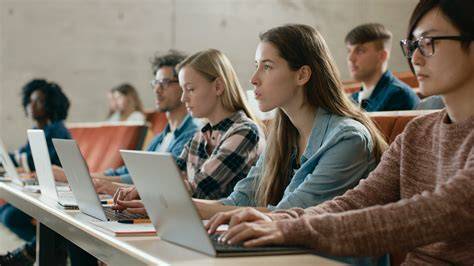 ノートパソコンで大学のLMSを利用する学生