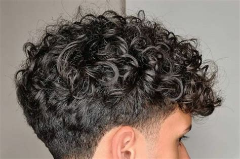 Panduan Lengkap Gaya Rambut Pria Keriting: Rahasia Tampil Menarik dengan Rambut Ikal!