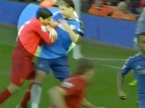 suarez bites players