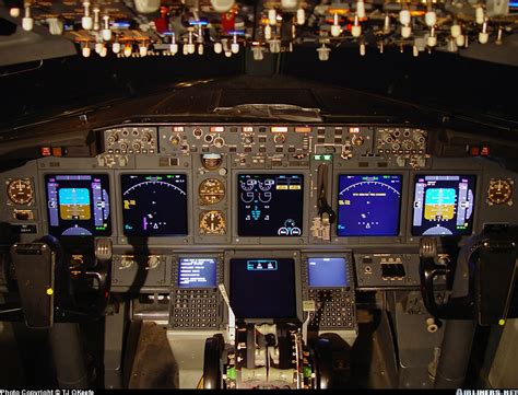 sun country 737 cockpit