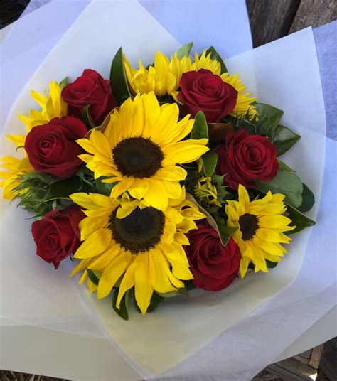 Sunflowers and deep red roses are an elegant combination. Sunflower