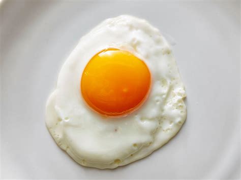 cooked sunny side up egg