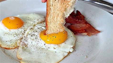 Sunny side up eggs with bacon and toast