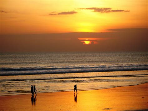 sunset di pantai indonesia