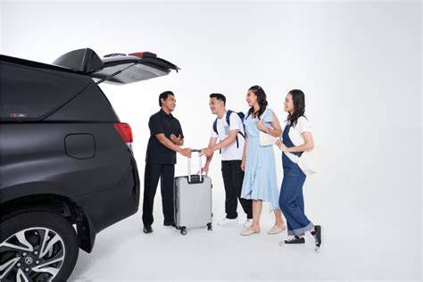 Supir sedang menyetir