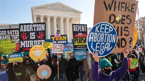 Supreme Court opinion draft shows court poised to overturn Roe v. Wade