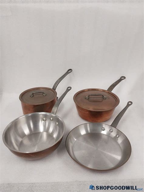 sur la table copper pots