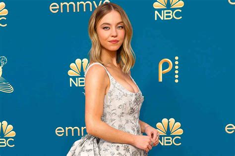 sydney sweeney breast cup size